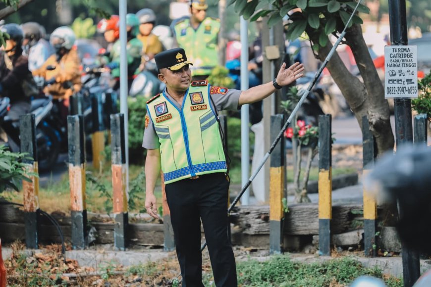 Kapolda Jatim Turun Langsung Pantau Pelayanan Lalu Lintas di Surabaya